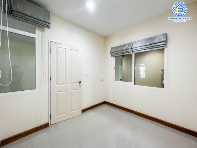 *****ทาวน์เฮ้าส์มือสอง นนทบุรี ม.โกลเด้นทาวน์ ชัยพฤกษ์-วงแหวน เนื้อที่ 21.20 ตร.ว. ฟังก์ชัน 4 ห้องนอน 3 ห้องน้ำ 2 ที่จอดรถ บ้านสภาพใหม่ ไม่ต้องต่อเติมอะไรเพิ่มก็พร้อมเข้าอยู่ได้เลย ทำเลดี เชื่อมต่อถนนบางกรวย-ไทรน้อย, ถนนกาญจนาภิเษก, ใกล้เซ็นทรัลเวสต์เกต และทางด่วน "ศรีรัช"